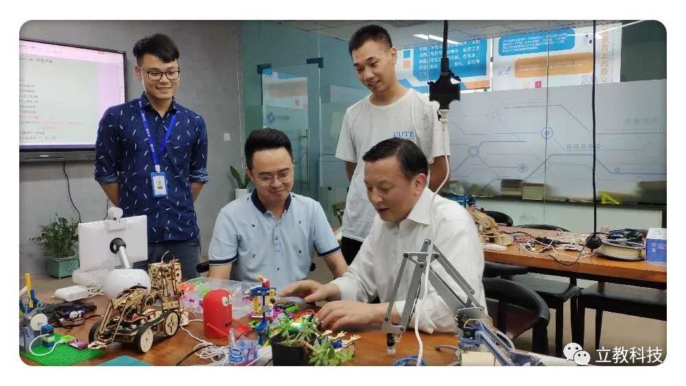 立教科技创客展品魅力无限，常州市委常委、宣传部长、科教城党工委书记徐光辉同志参观立教科技