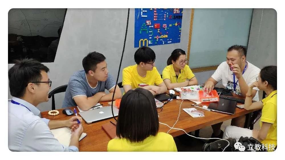 QD机器人教育来立教科技总部接受培训